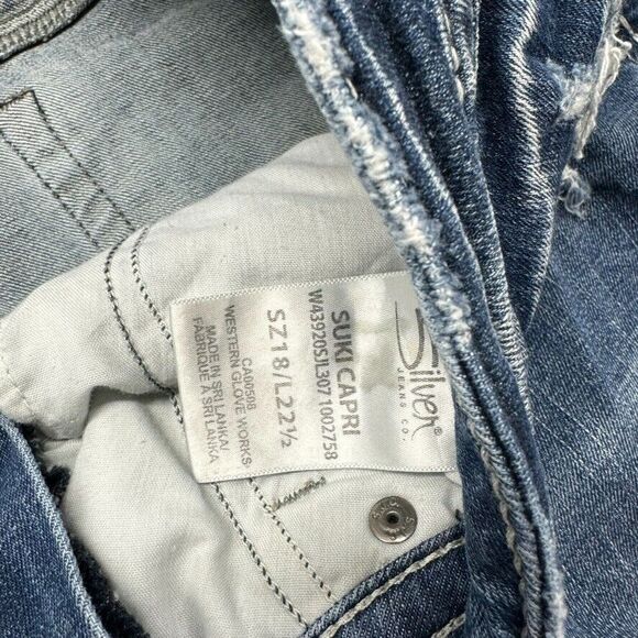 Silver Women's Suki Capri Jeans Size 18/L 22 1/2 Dark Wash Mid Rise Distressed - Picture 6 of 15